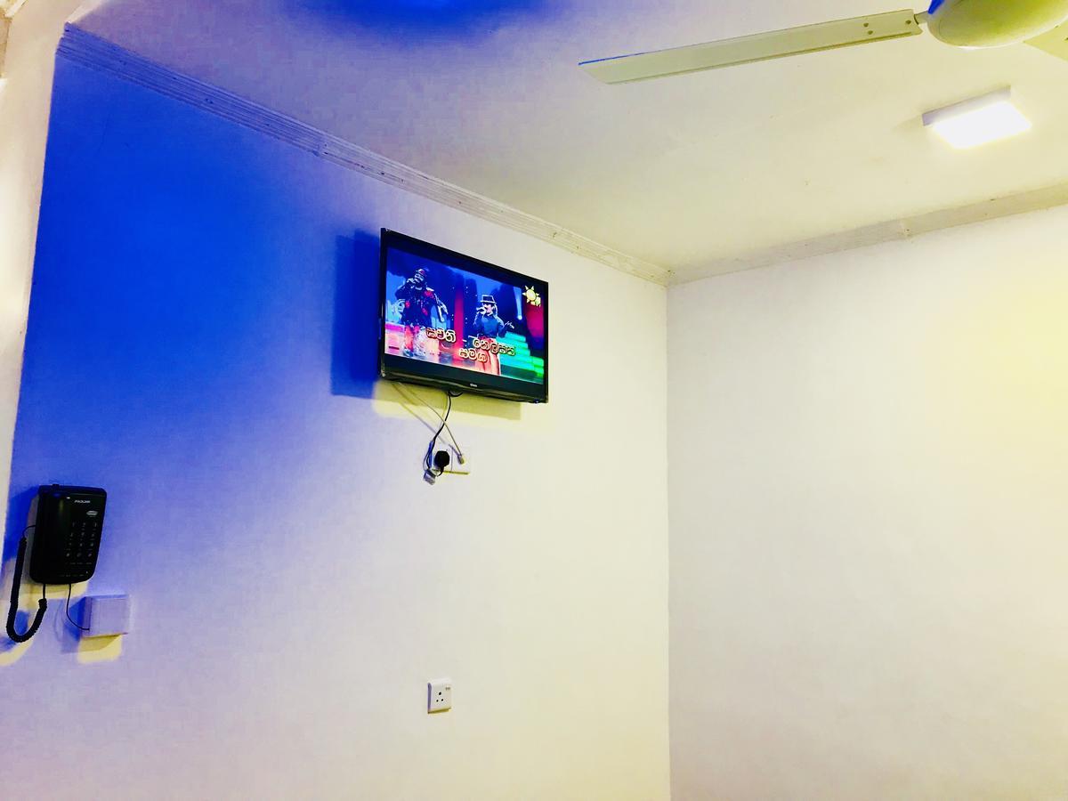 Travellers Halt Hotel Ratnapura Exterior photo